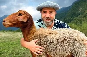 پخت بره کامل با سبزیجات در آذربایجان؛ هنر آشپز مشهور روستایی
