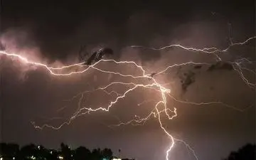 صاعقه شدید با زمین در شیراز برخورد کرد