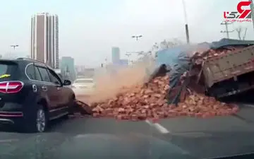  تخلیه بار آجر روی خودرو لوکس و له شدن سرنشینان آن در بزرگراه!+فیلم 