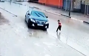 لحظه دلهره آور نجات کودک از زیر چرخ تریلی/فیلم