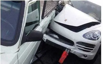 بلایی که پیکان وانت به سر پورشه میلیاردی آورد