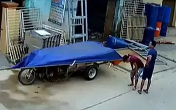 آسیب دیدن یک مرد در انفجار وحشتناک سیلندر گاز + فیلم 