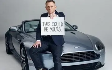  فروش ماشین خاص و گران قیمت آقای بازیگر به نفع خیریه