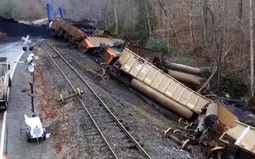 واژگونی قطار حامل 400 تن زغال سنگ در نزدیکی رودخانه + فیلم