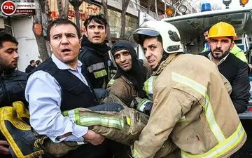 صف کامیون‌ها برای حمل آوار ساختمان پلاسکو +عکس