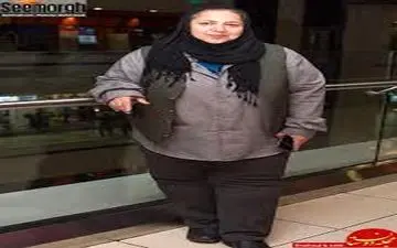 شهره لرستانی با ظاهری مردانه جلوی آینه 