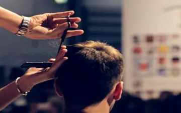 آرایشگری که همزمان با ۲۷ قیچی موی مشتری را اصلاح می‌کند +فیلم