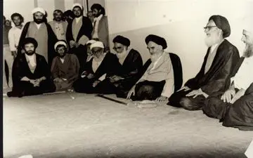 آقا مصطفی هم مانند طلبه‌های دیگر است، شهریه همان شهریه است، اینکه رفت و آمد دارد به من مربوط نیست
