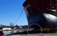 نجات معجزه آسای مرد هلندی از لِه‌شدن زیر کشتی +فیلم 