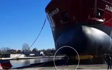 نجات معجزه آسای مرد هلندی از لِه‌شدن زیر کشتی +فیلم 