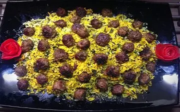 طرز تهیه اسفناج پلو مجلسی؛ غذای خوشمزه و مقوی با گوشت قلقلی
