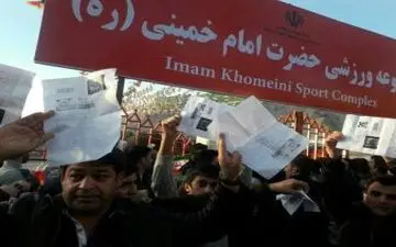 اعتراض مردم به بازار سیاه جام جهانی/ بلیط دارها پشت در ماندند