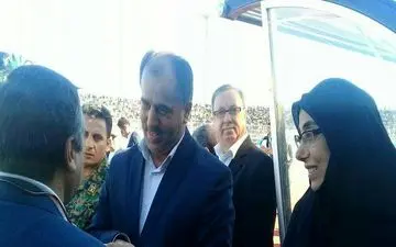 یک خانم تماشاچی دیدار پرسپولیس و پارس جنوبی/عکس