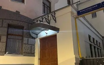 پرچم ۲ ستاره سوریه و تابلوی سفارت سوریه در مسکو روسیه کنار گذاشته شد + ویدئو