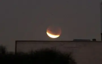 تصویری از ماه گرفتگی امشب در تهران