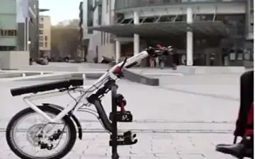 با دست پدال بزنید و دوچرخه سواری کنید