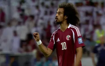 حرکت اکرم عفیف در مواجهه با بازیکنان ایران + ویدئو