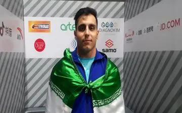 طلای وزنه‌برداری قهرمانی آسیا برگردن وزنه‌بردار اصفهانی