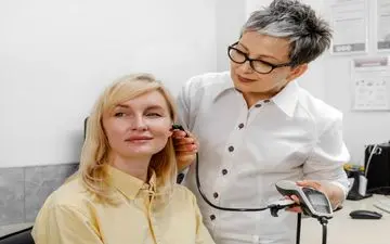 ۶ علامت هشداردهنده کاهش شنوایی را بشناسید