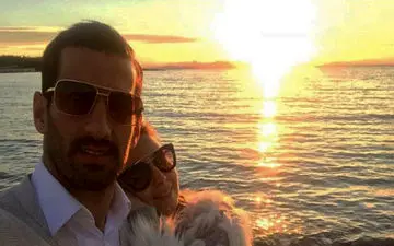 تیپ بازیکن تیم ملی و همسرش در کنار دریا