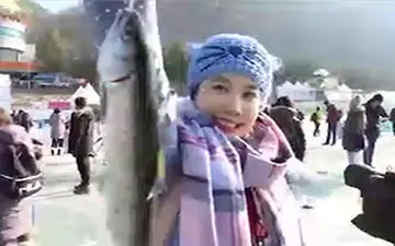 جشنواره سالانه ماهیگیری در یخ + فیلم 