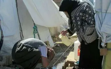 استحمام مردم سرپل ذهاب در سرمای زیر صفر درجه