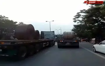 فیلم/ واژگونی کامیون در وسط خیابان حادثه آفرید 