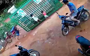 سقوط درب سنگین فلزی روی دو کودک + فیلم