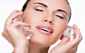 ماساژ با یخ: راز زیبایی و سلامت پوست شما| فواید شگفت‌انگیز ماساژ صورت با یخ 