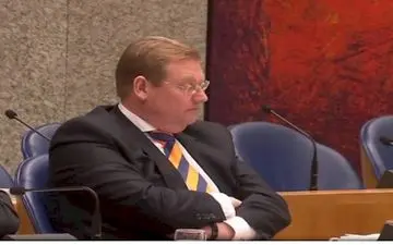 پنهان کردن اطلاعات یک قاچاقچی یک وزیر را خانه نشین کرد 