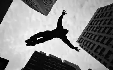 آویزان شدن از طناب جرثقیل، اقدام مرد جوان برای خودکشی + فیلم