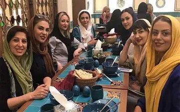تیپ خانم های بازیگر در یک رستوران