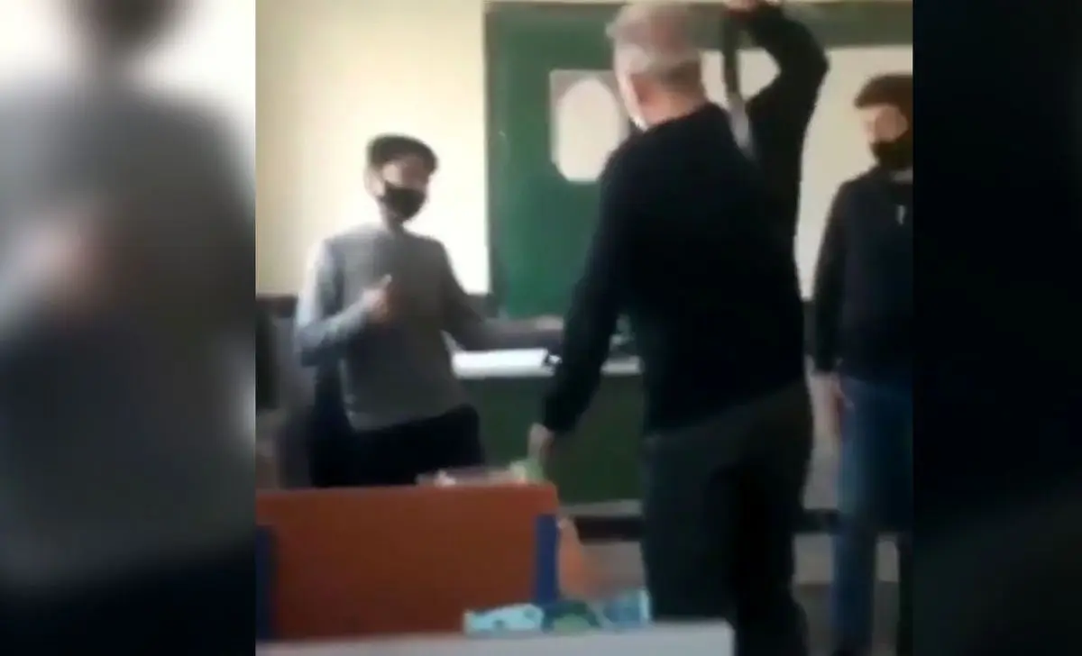 شلاق زدن 2 دانش آموز با کمربند توسط معلم + ویدئو ناراحت کننده
