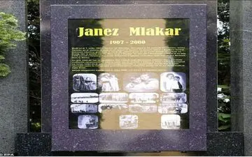 سنگ قبر دیجیتالی به بازار آمد +عکس