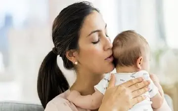 بند آوردن گریه نوزاد با ۱۰ روش ساده