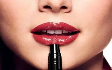 رژ لب براق، ترند آرایش لب در سال 1403| لب‌های خود را زیباتر نشان دهید