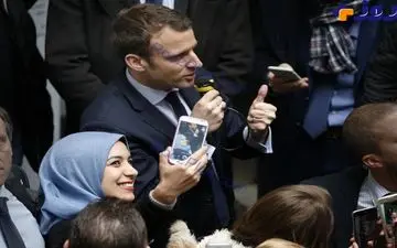 عکس/ سلفی زن محجبه با امانوئل ماکرون