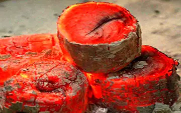 مردی که غذایش ذغال‌های گداخته است + فیلم