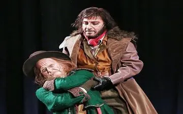 گریم عجیب نوید محمدزاده و هوتن شکیبا در نمایى از نمایش "الیورتوییست"/عکس