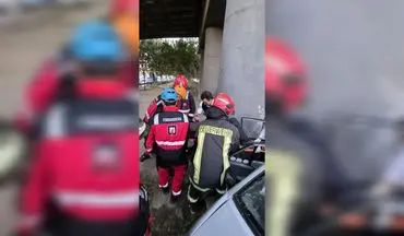 حادثه در میدان عباسپور مشهد؛ نجات معجزه‌آسای راننده از خودروی مچاله‌شده