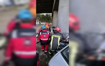 حادثه در میدان عباسپور مشهد؛ نجات معجزه‌آسای راننده از خودروی مچاله‌شده