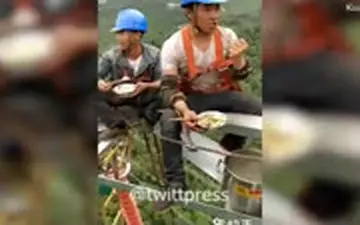 صبحانه خوردن روی دکل برق فشار قوی در ارتفاع ۱۲۸ متری!