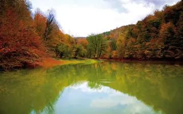 زیباترین مناظر پاییزی در نقطه‌ای از ایران که زلزله آن را درست کرد
