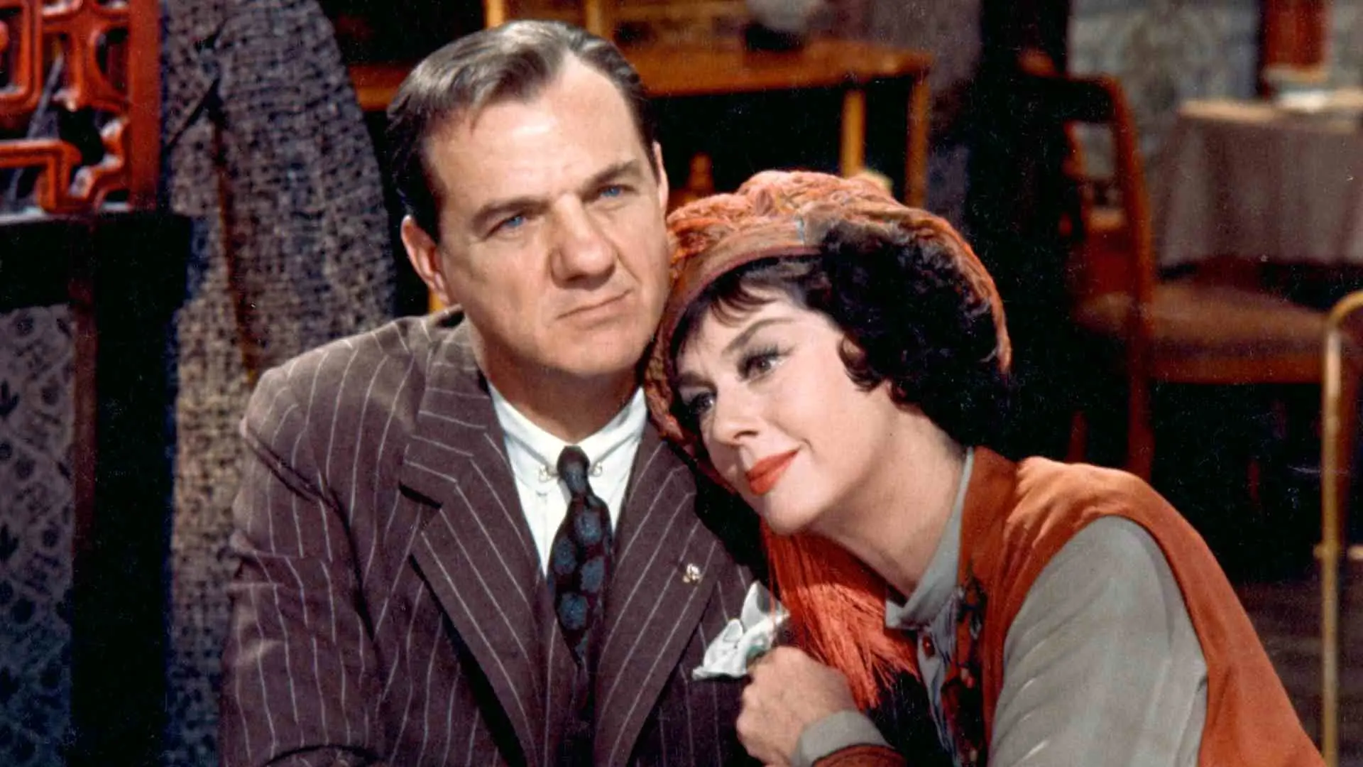 رزالیند راسل در فیلم Gypsy سرش را روی شانه‌ی کارل مالدن گذاشته است