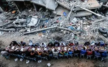 افطار در خرابه‌های غزه