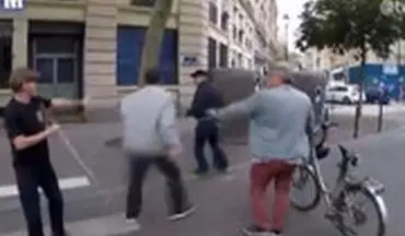 حمله راننده فرانسوی به مردی که سعی داشت به یک نابینا کمک کند