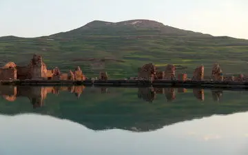 بزرگترین آتشکده ساسانی در وسط دریاچه‌ای عجیب