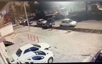 لحظه برخورد مرگ‌بار ۲۰۶ با درخت و تیر وسط بلوار