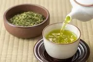 چای سبز و عوارض پنهان آن: چه زمانی نوشیدنش می‌تواند خطرناک باشد؟