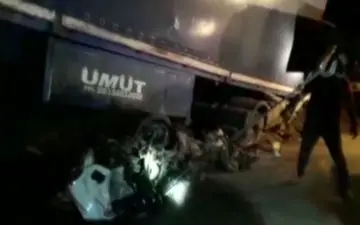 له شدن یک دستگاه پیکان زیر چرخ‌های تریلی + فیلم